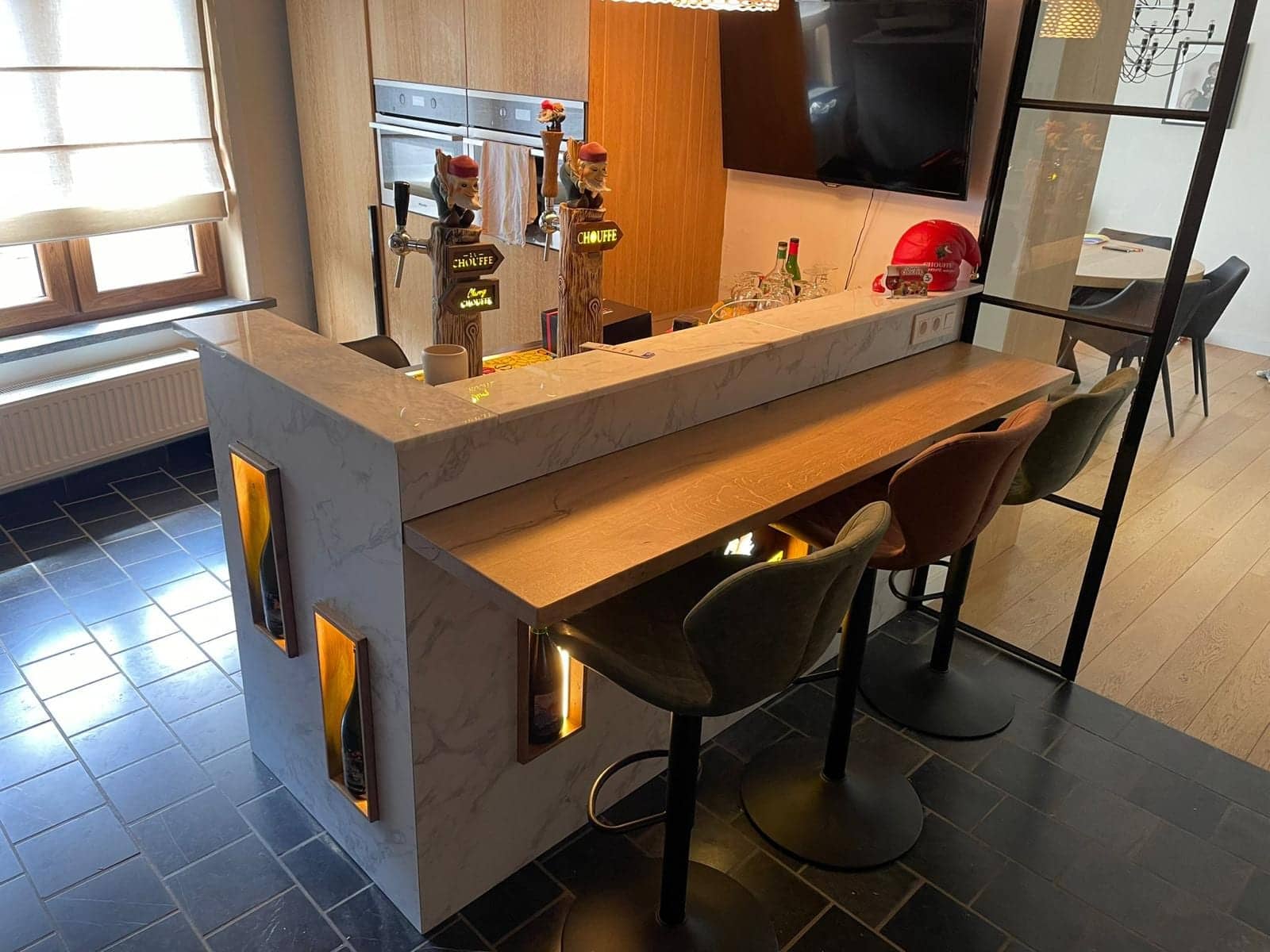 Bar in marmerlook met houten toog en barkrukken