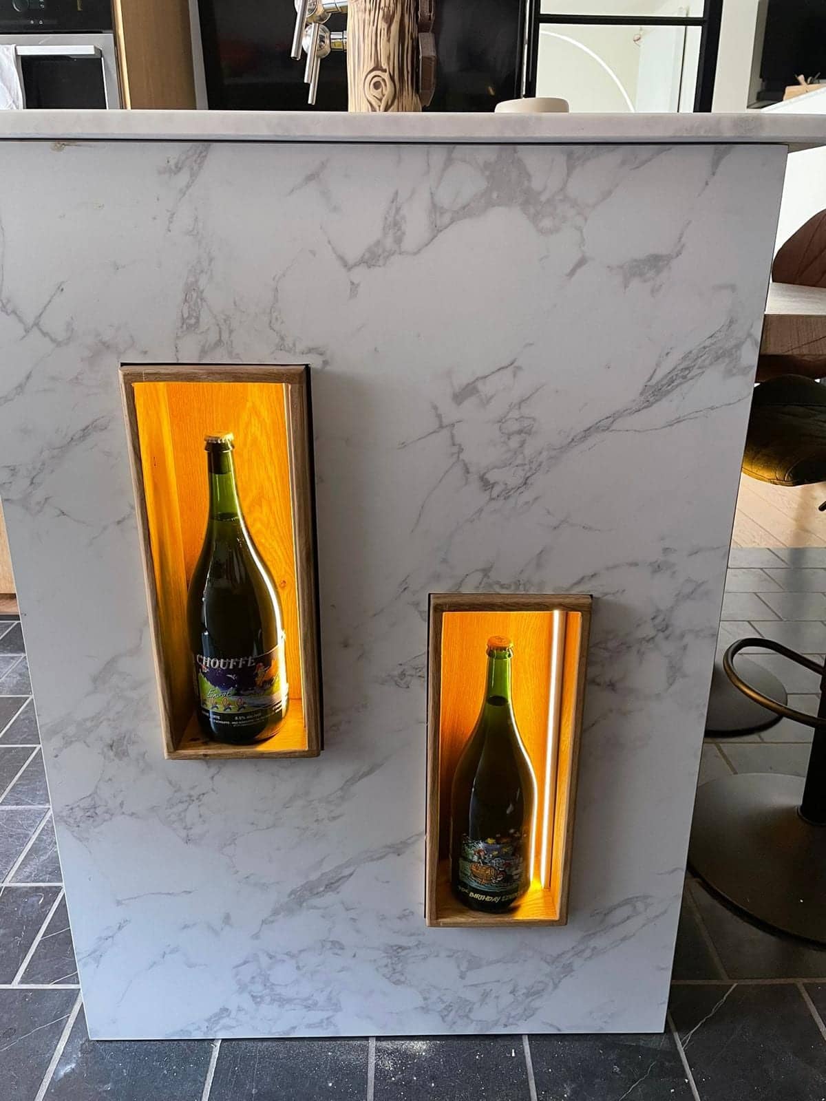 Zijkant van de bar met twee verlichte flessennissen