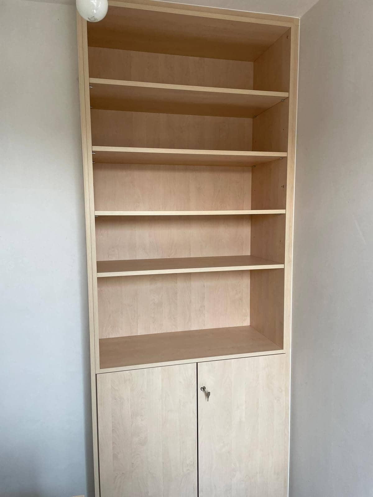 Boekenkast met open legplanken en gesloten onderkast