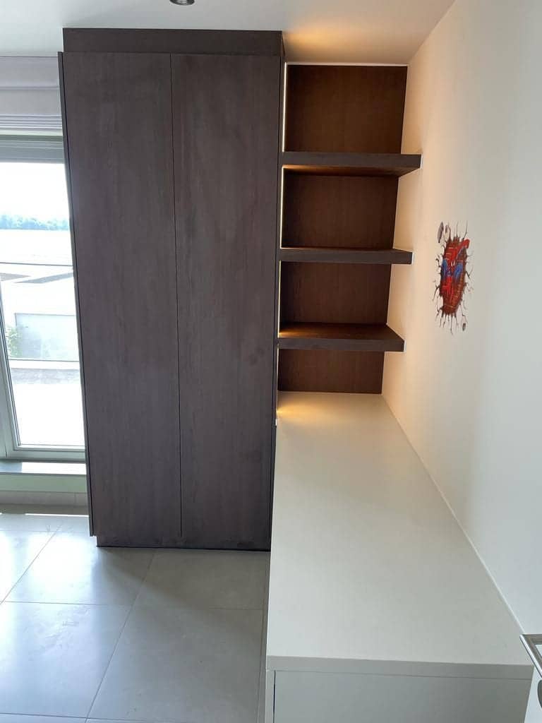 Kast en bureau naast het raam