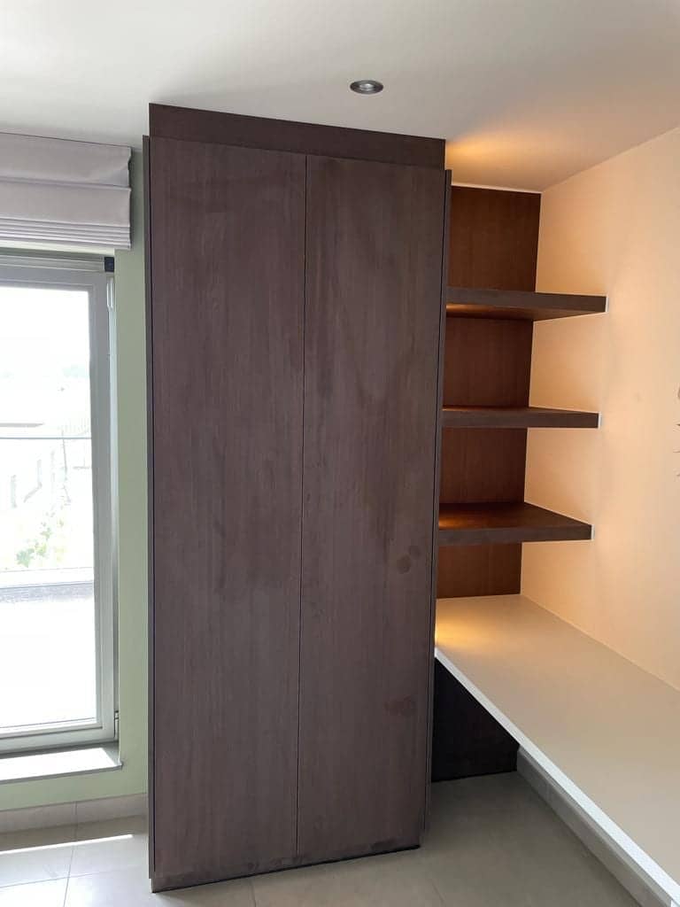 Hoge kast met verlichte legplanken