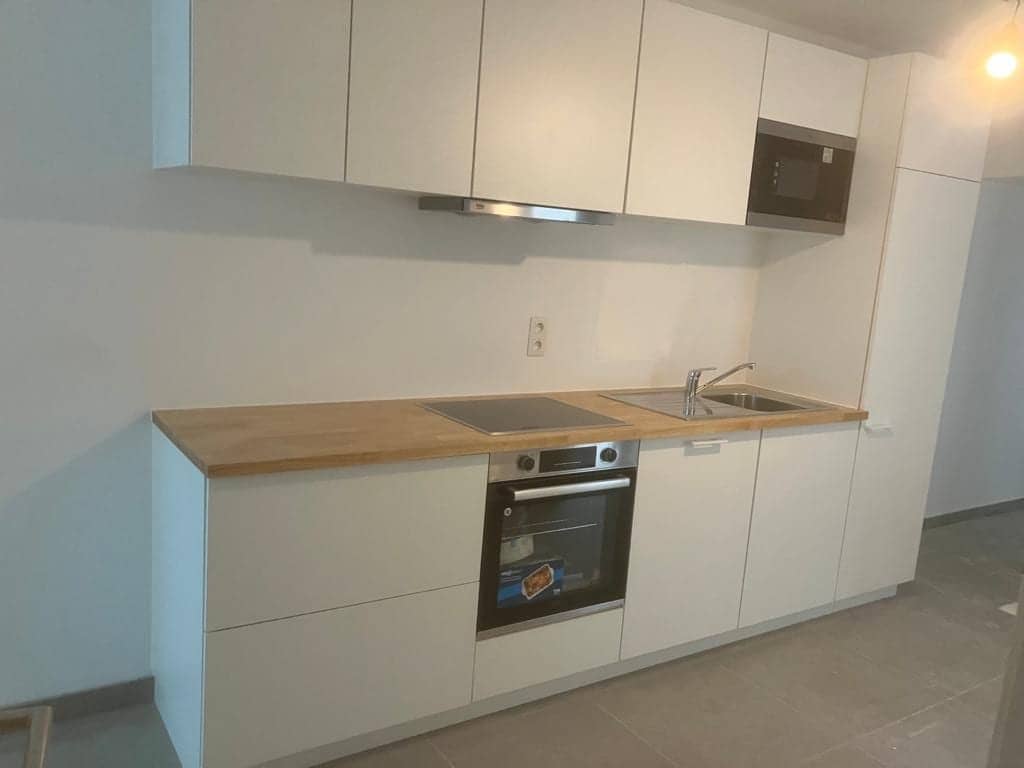 Keukenwand met inbouwoven, kookplaat en spoelbak
