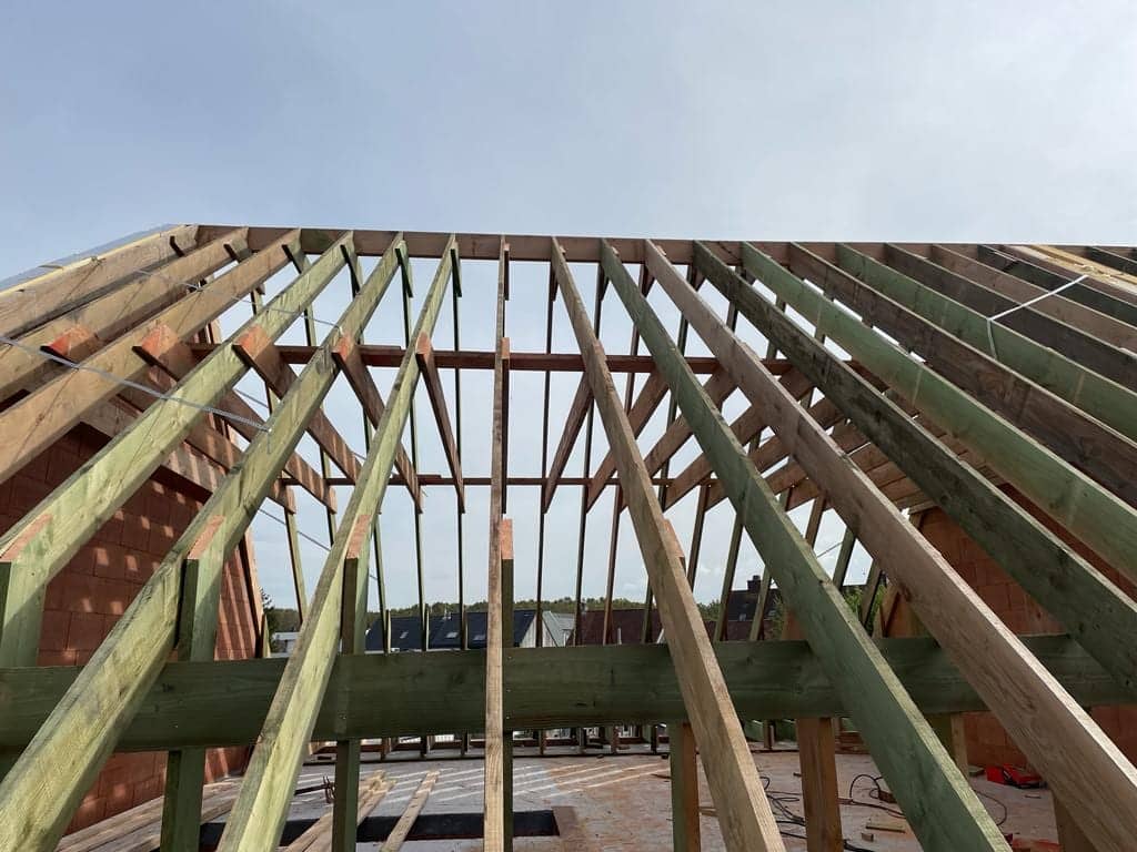 Nieuwe dakconstructie met kepers op een bakstenen gebouw