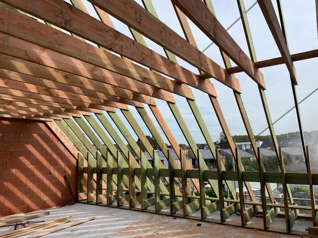Houten dakconstructie boven de zolderverdieping