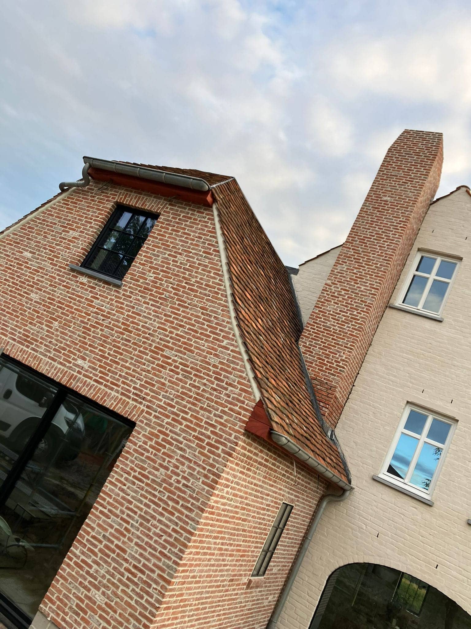 Gevel en dak van de woning, van onderuit gezien