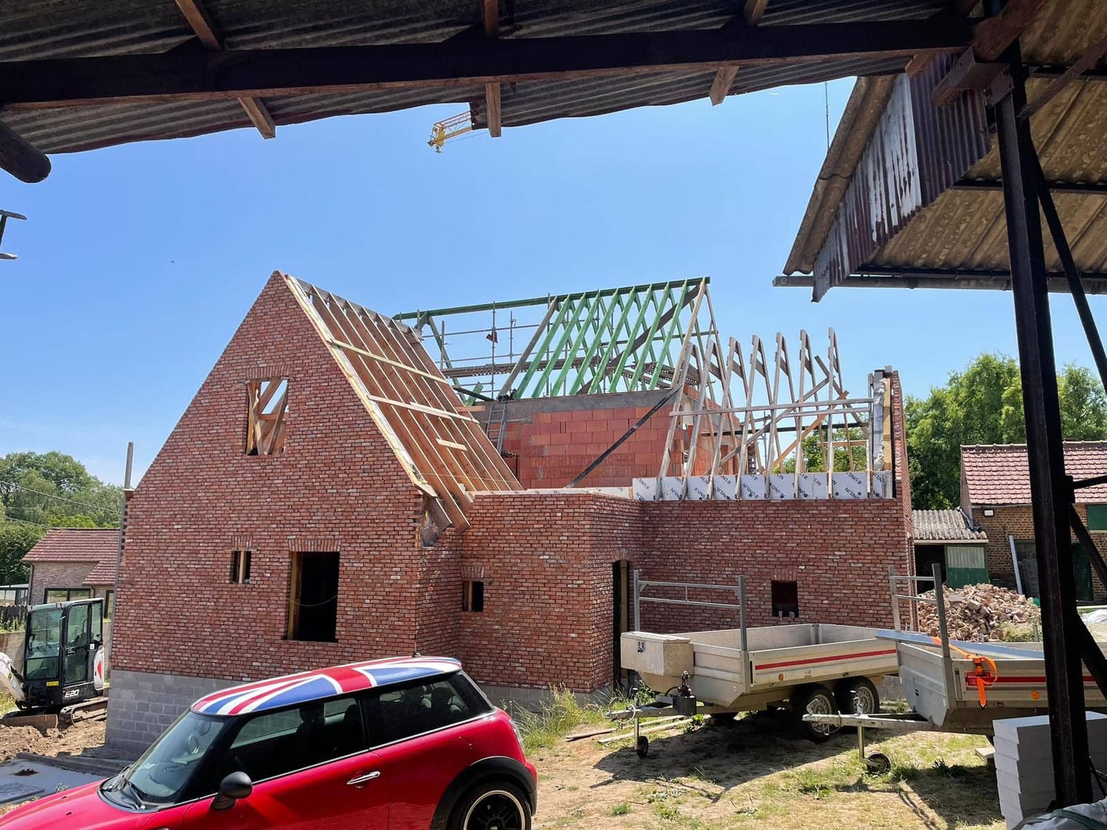 Bakstenen nieuwbouw met de dakconstructie in opbouw