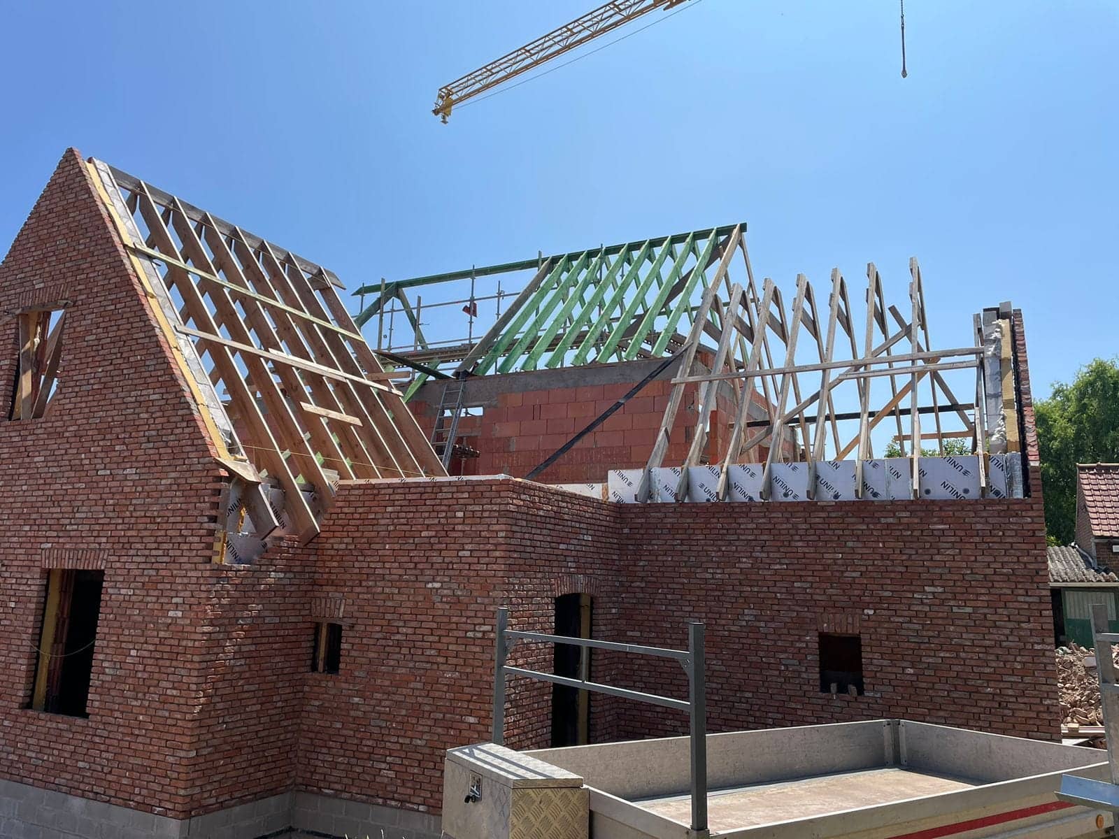 Dakconstructie in opbouw boven de bakstenen muren