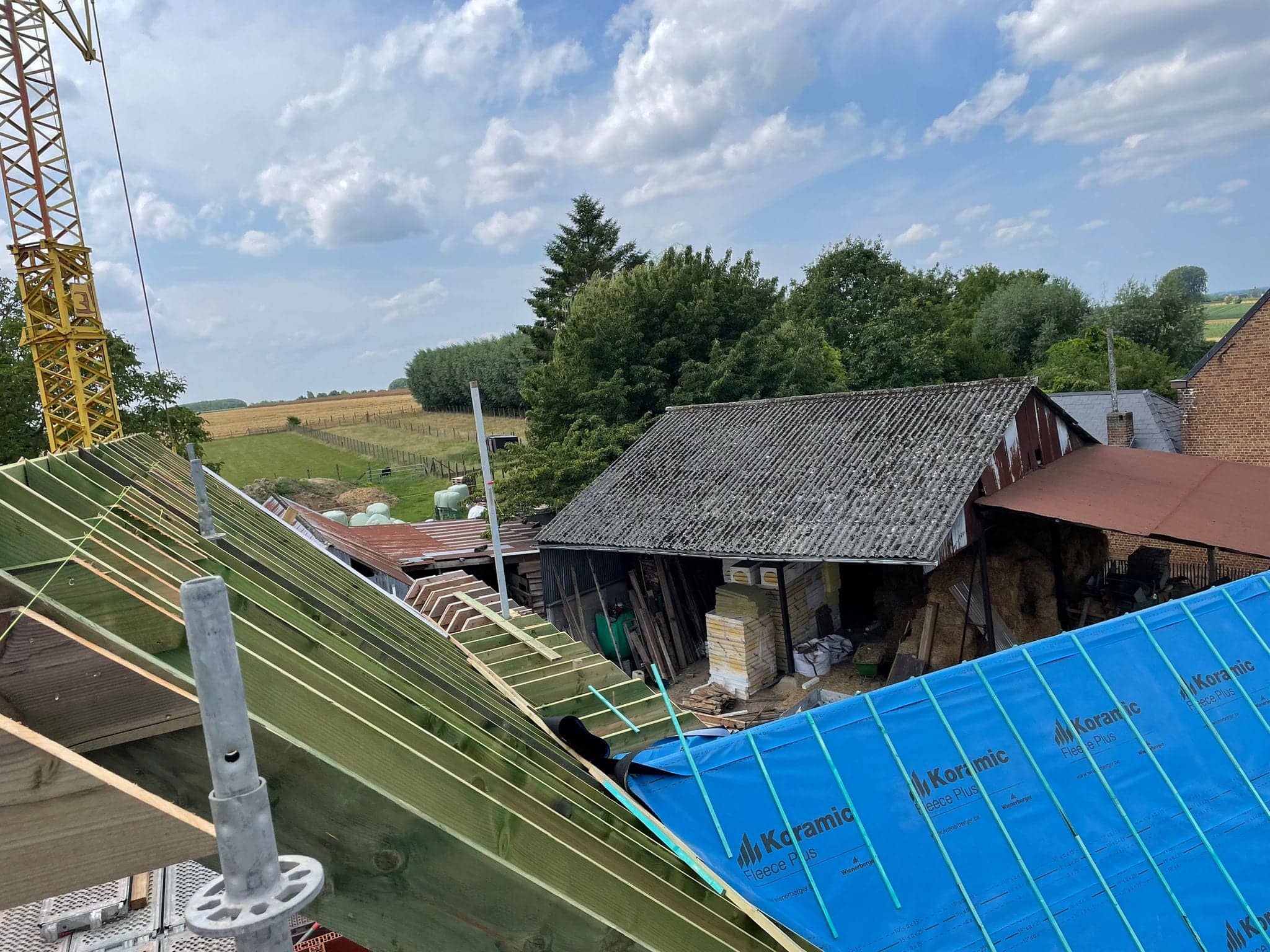 Dakvlak met onderdak tijdens de werken