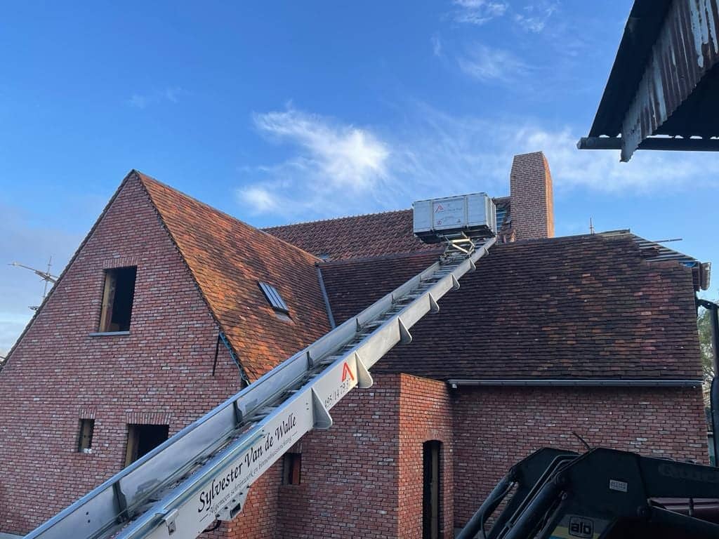 Pannendak met dakraam en ladderlift
