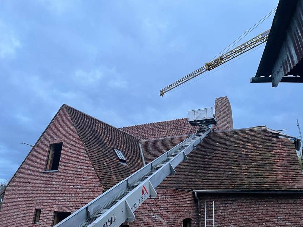 Dak met ladderlift en bouwkraan