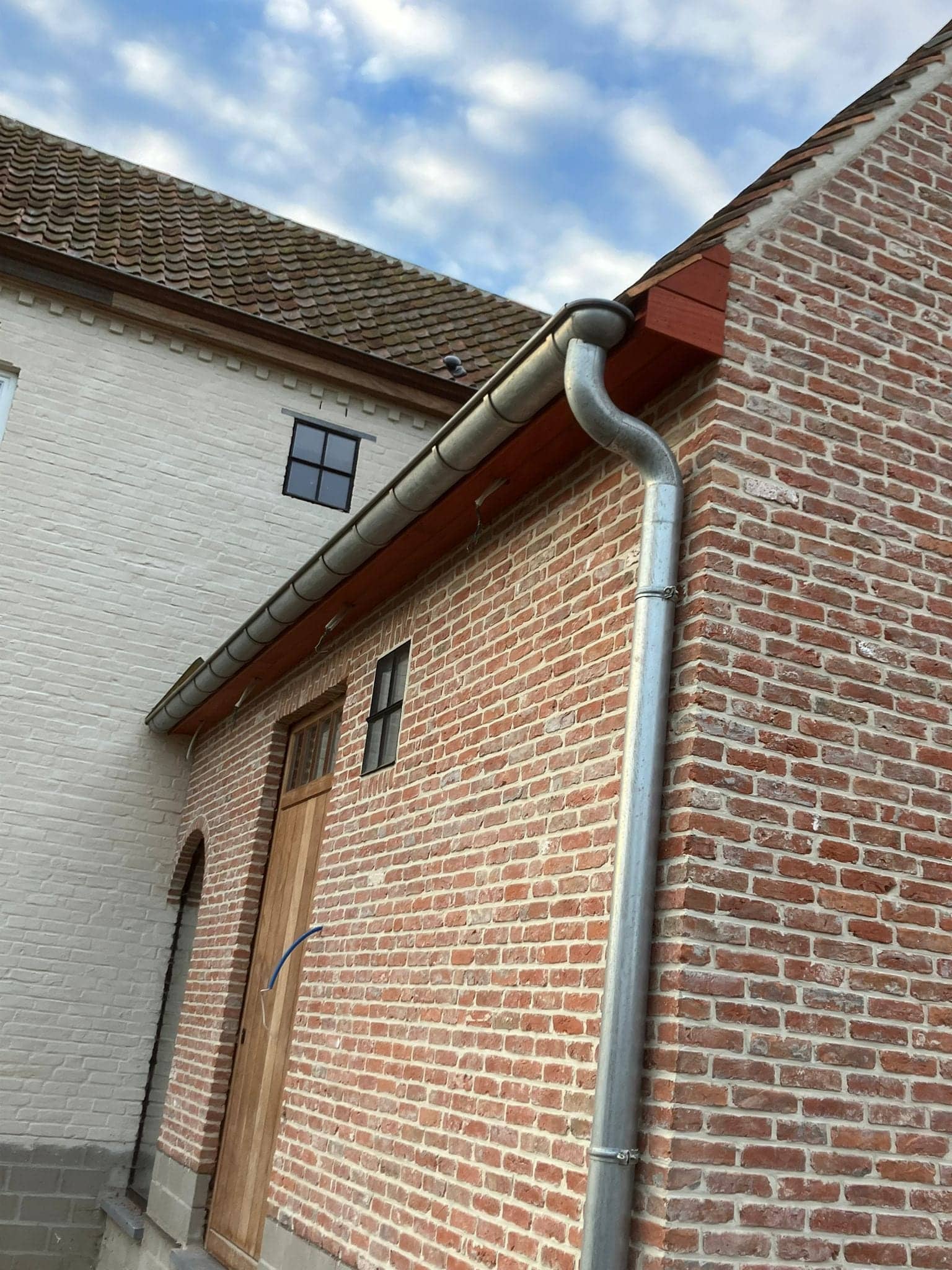 Houten bakgoot boven een zijgevel