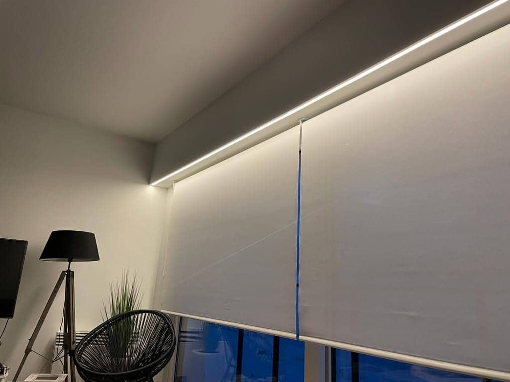 Ledverlichting boven het raam van de slaapkamer