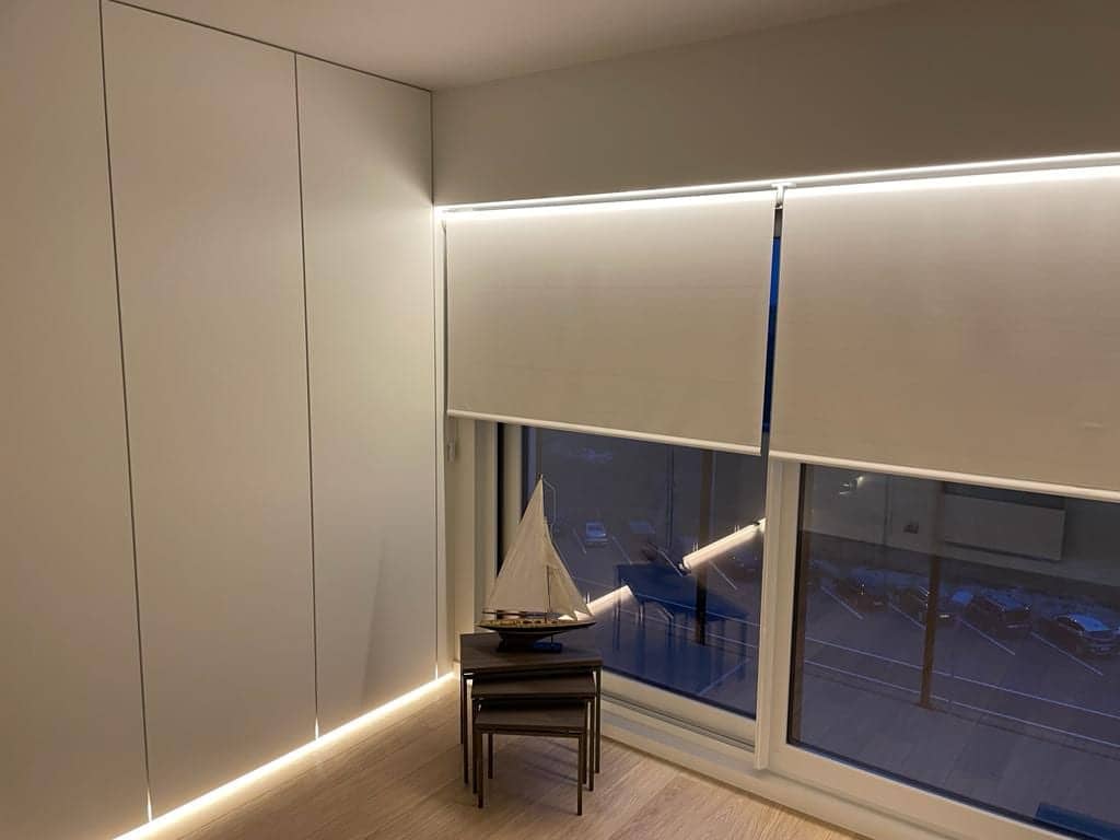 Witte kastenwand met ledverlichting naast het raam