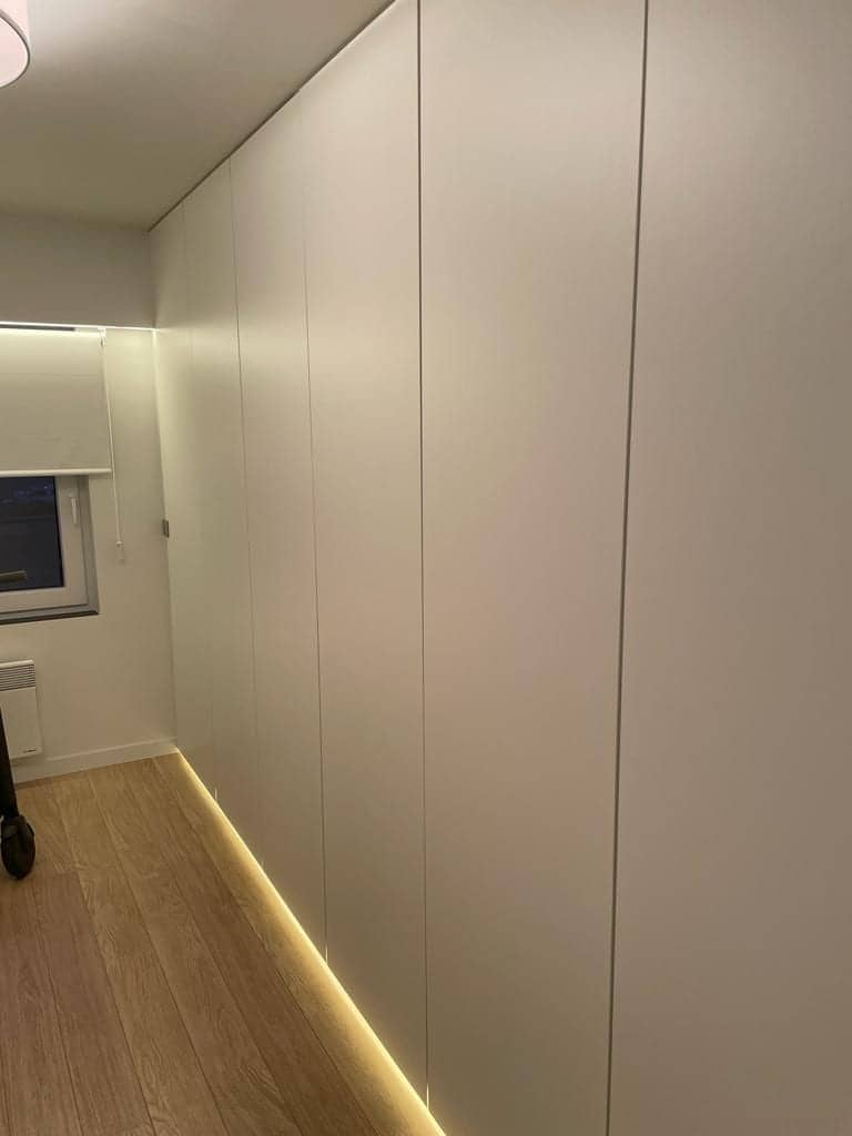 Kastenwand met ledstrip langs de vloer