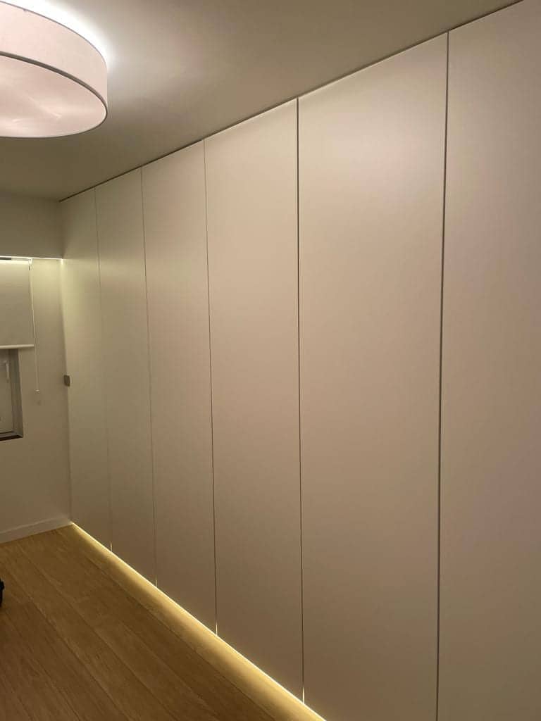 Witte dressingwand met verlichting onderaan