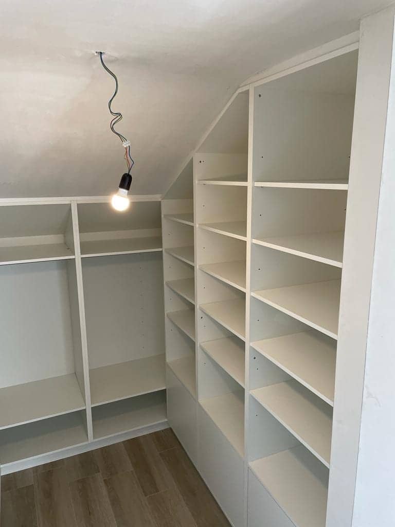 Hangruimte en legplanken aan het einde van de dressing