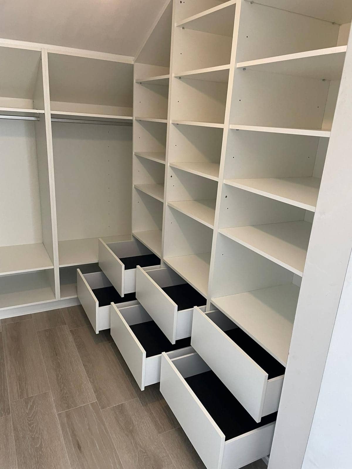 Dressing met vier geopende schuiflades
