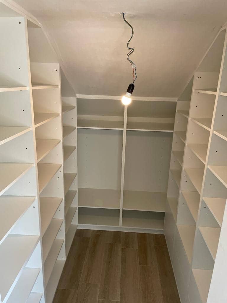Zicht door de dressing naar de hangruimte