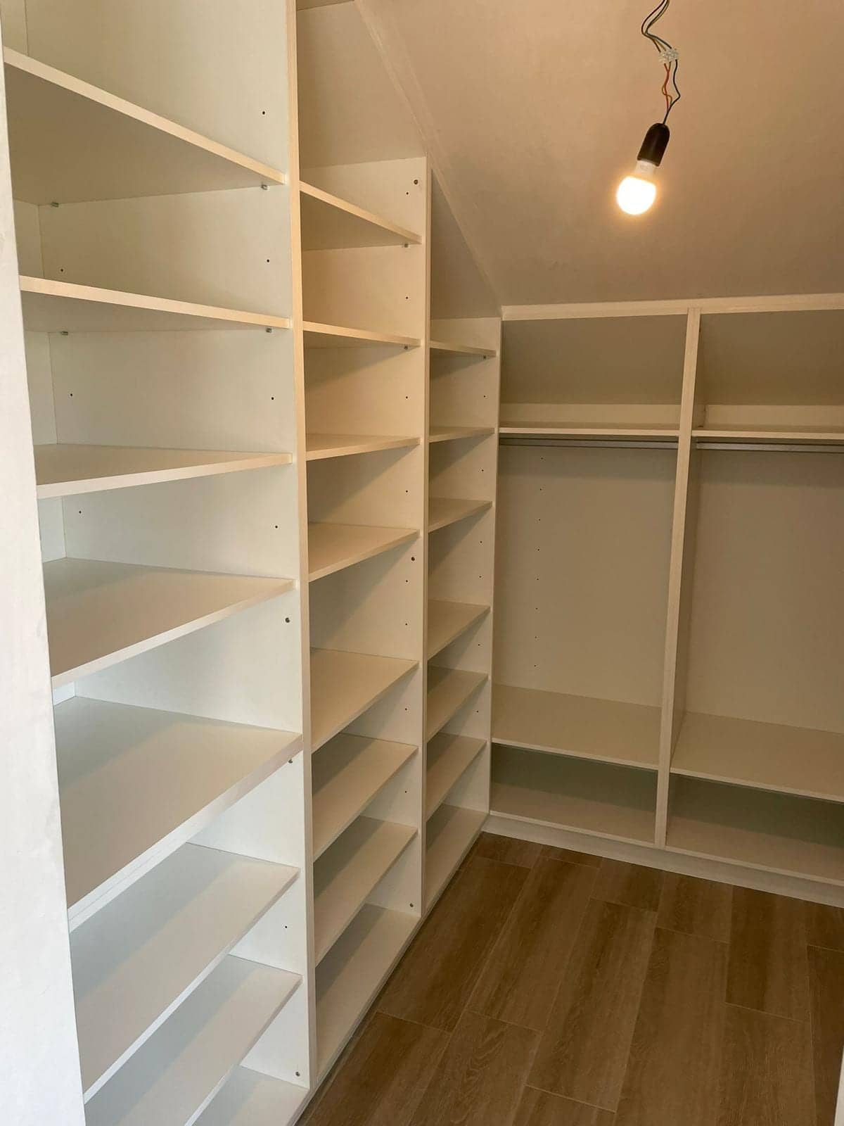 Legplanken langs beide wanden van de dressing