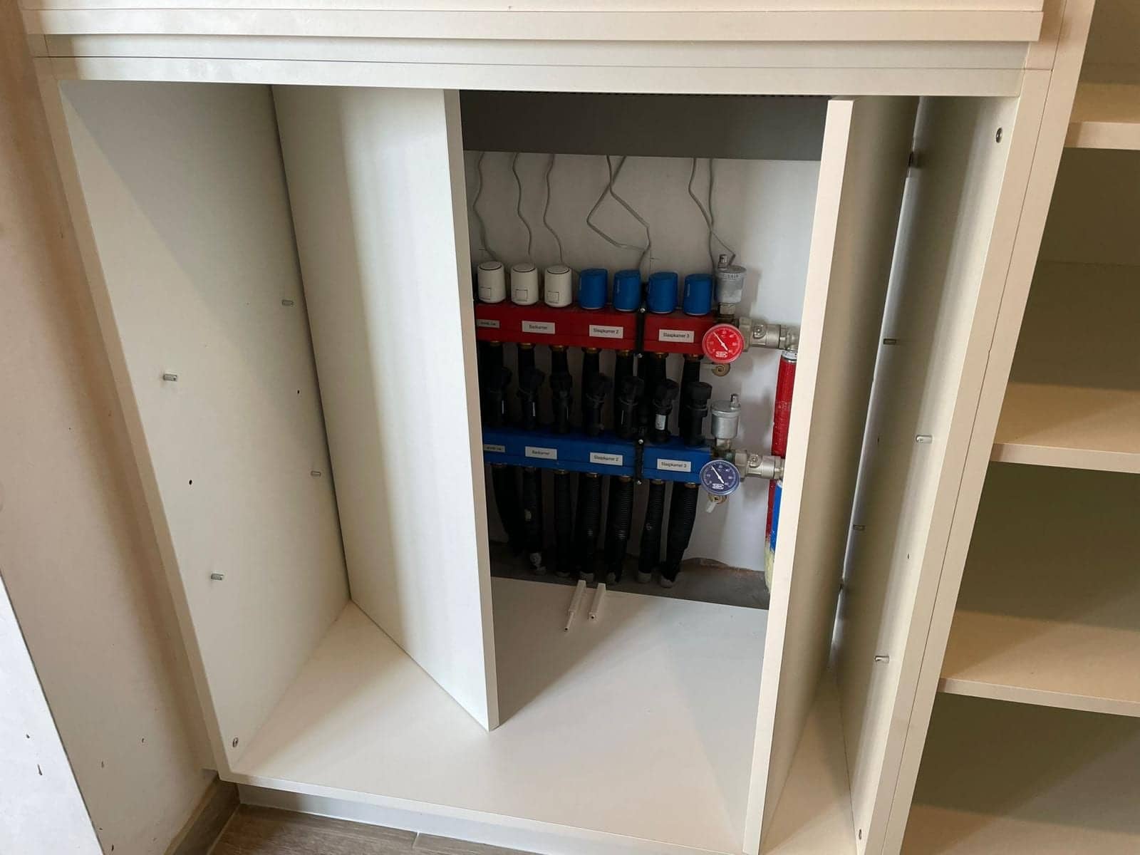Paneel voor de verwarmingscollector, half geopend