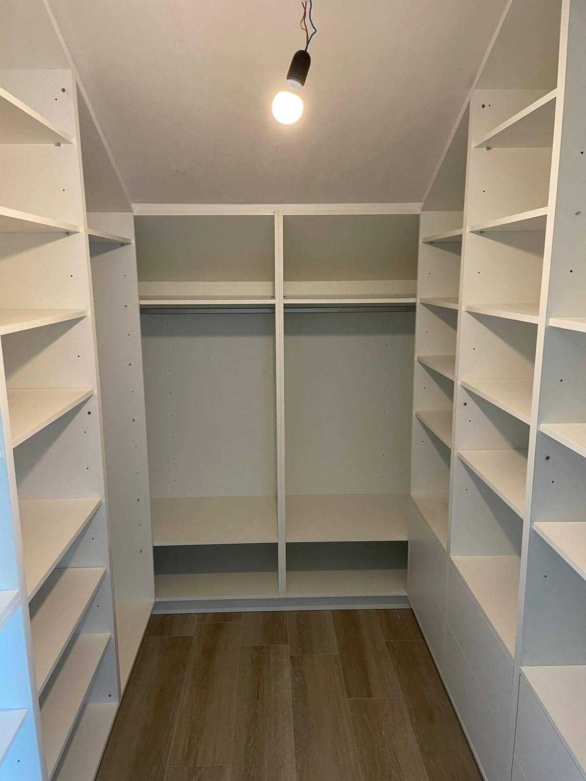 Dressing met hangroedes en legplanken