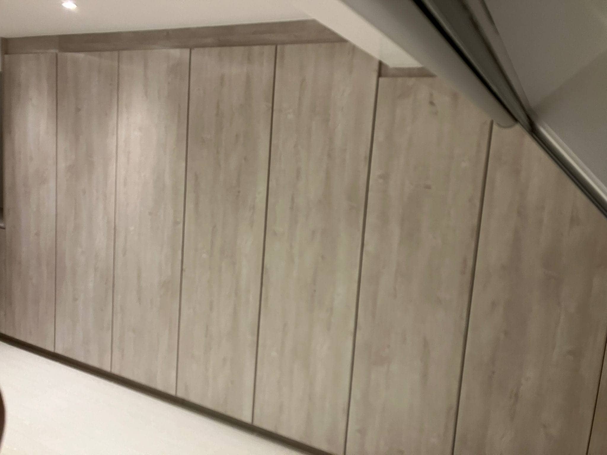 Dressing onder de dakhelling naast een dakraam