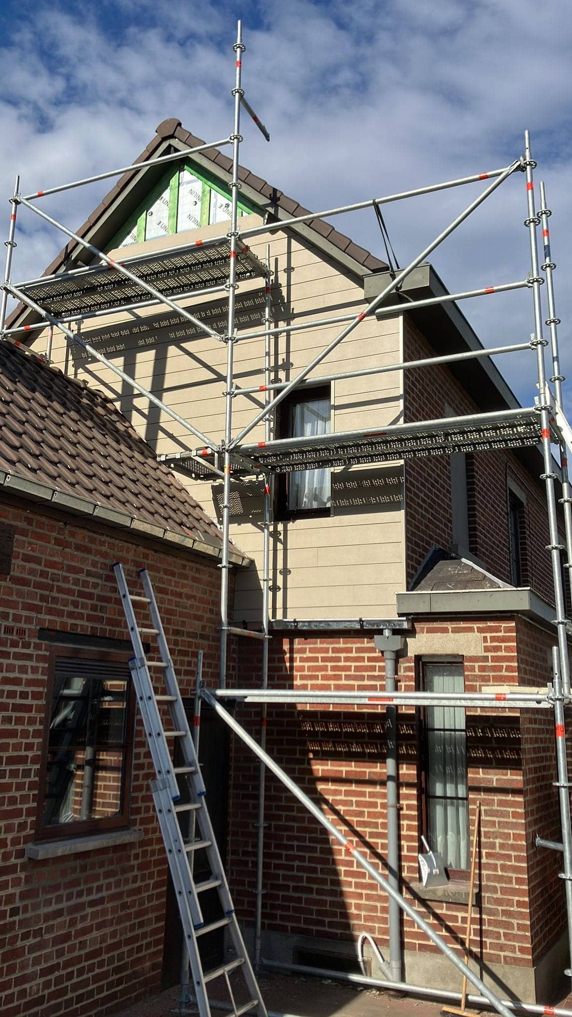 Stelling tegen de gevel tijdens het plaatsen van de Cedral bekleding