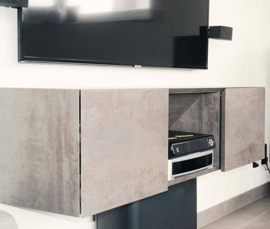 Zwevend meubel in betonlook met geopende klep