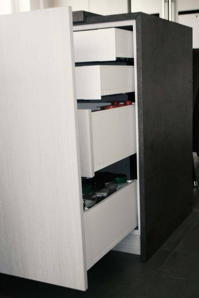 Uitgetrokken apothekerskast met lades