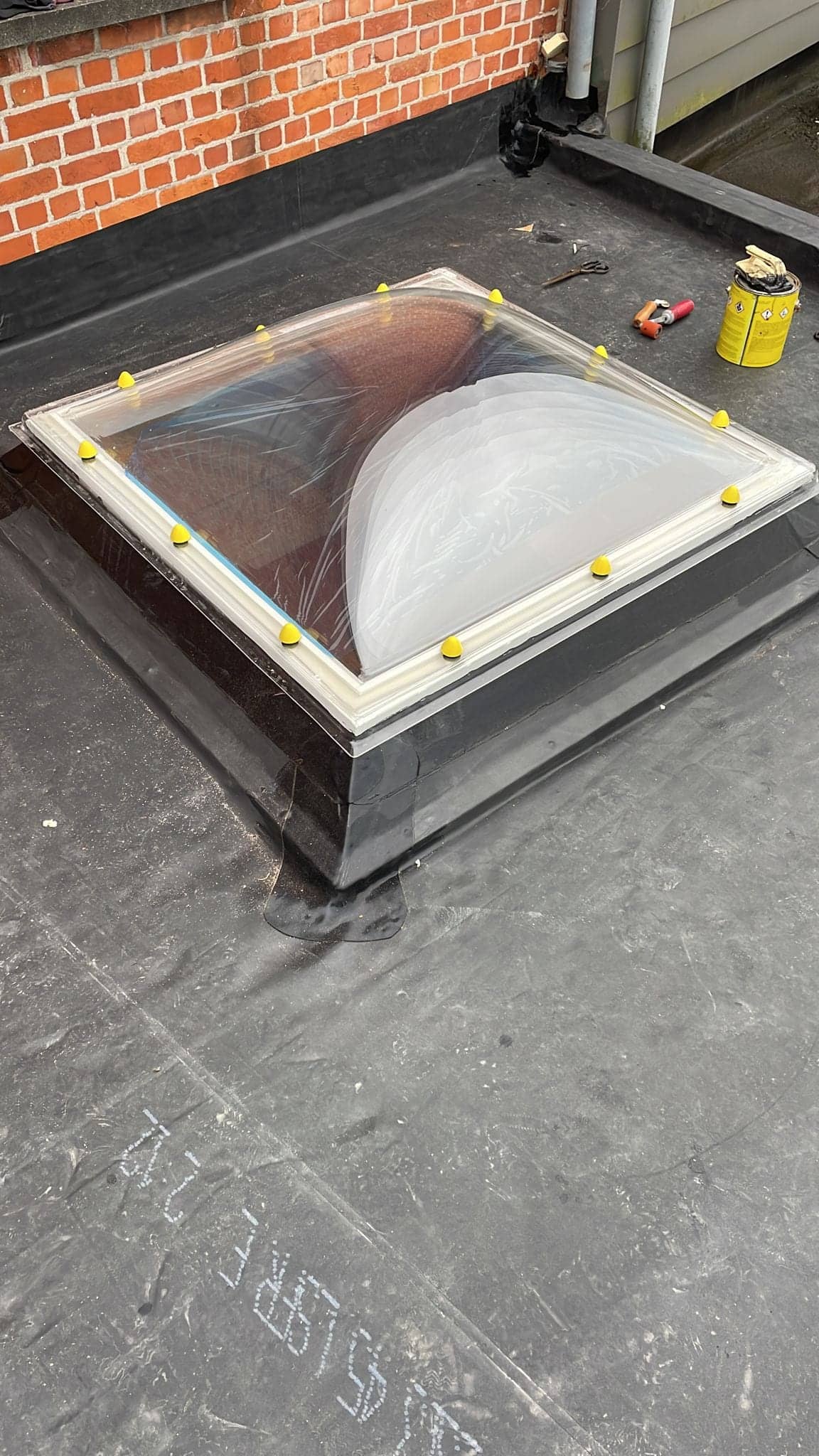 Afgewerkte lichtkoepel op het EPDM-dak