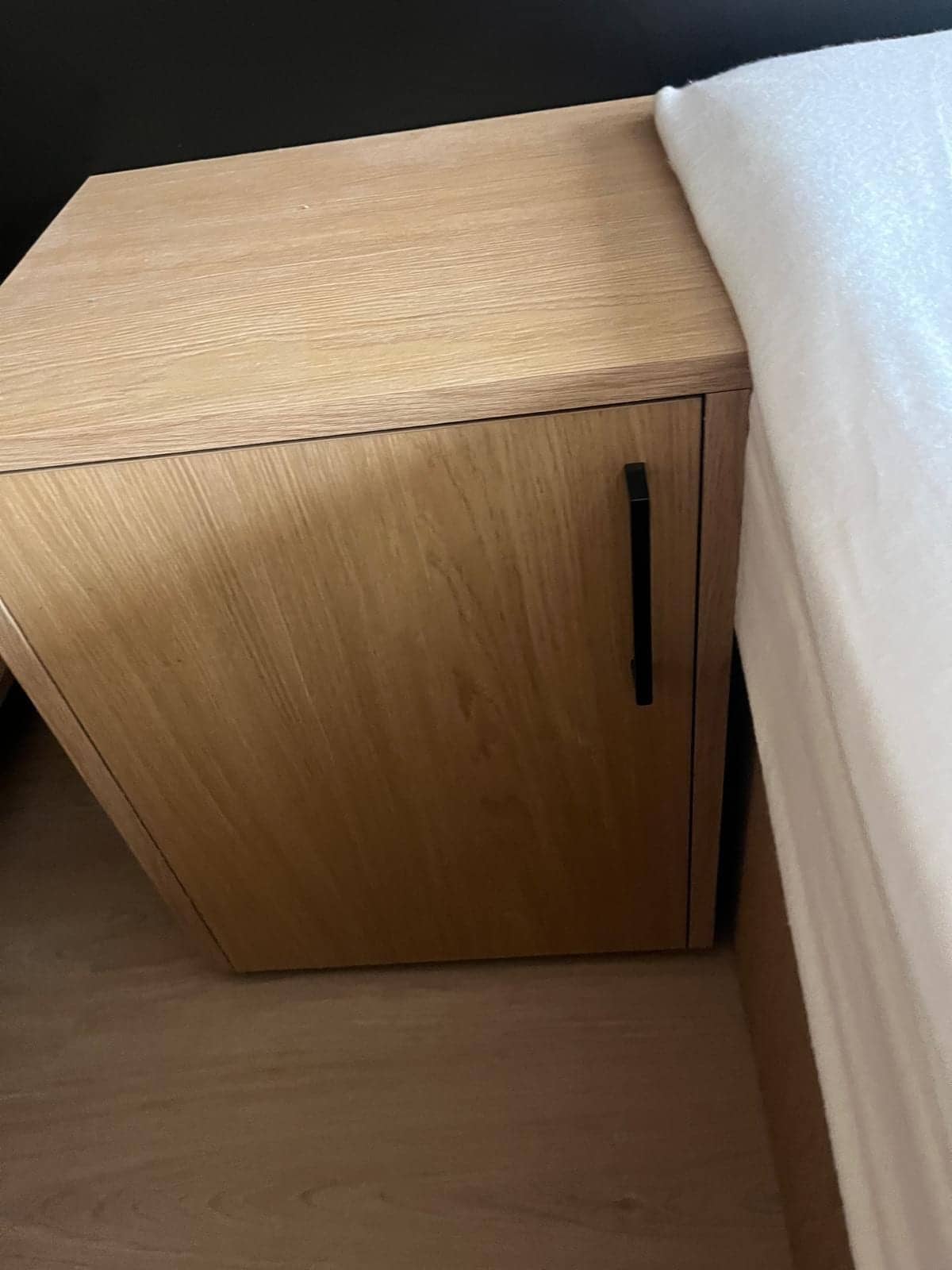 Nachtkastje in licht houtdecor met zwarte greep