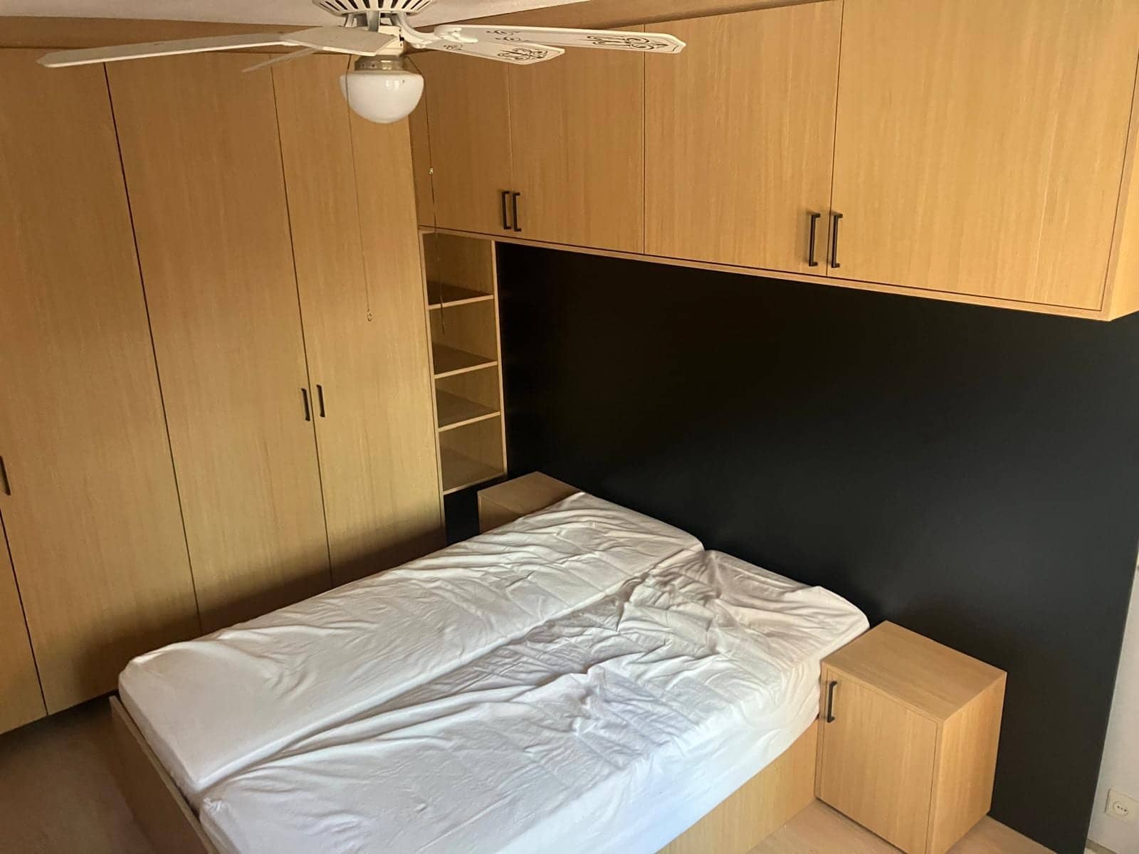 Slaapkamer met kastenwand, open nis en nachtkastje