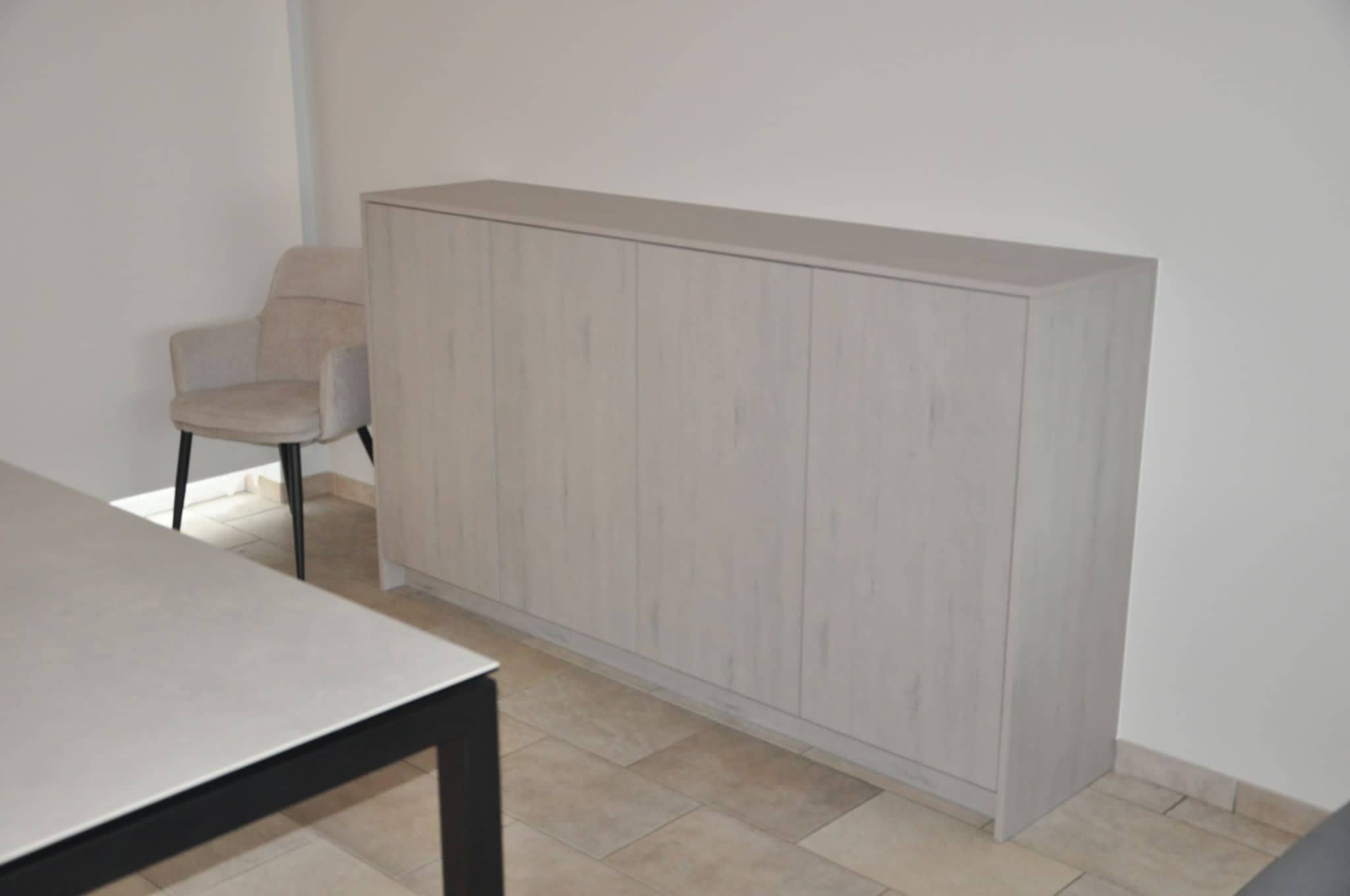 Lage kast in licht houtdecor