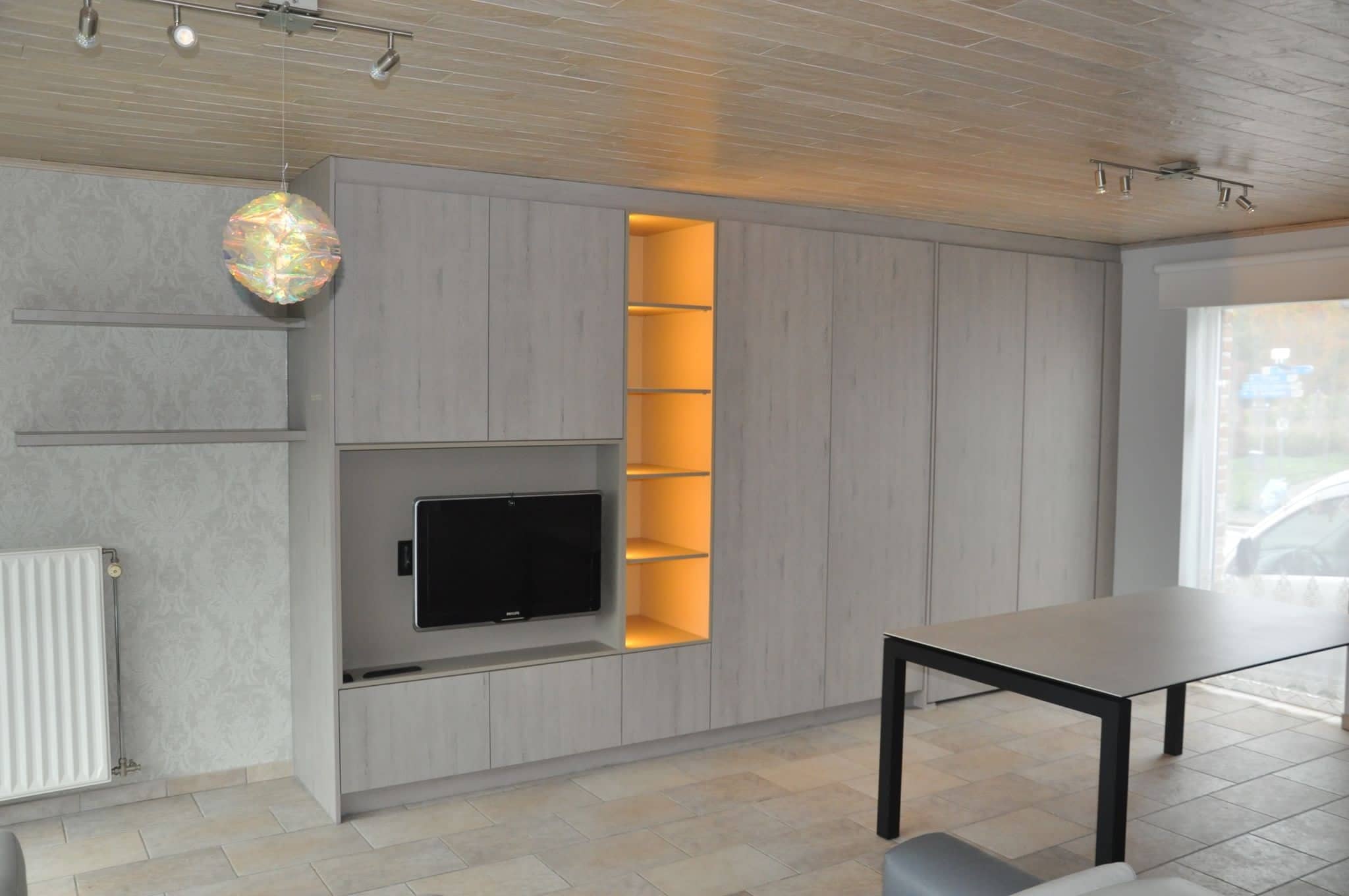 Kastenwand met verlichte nis en tv