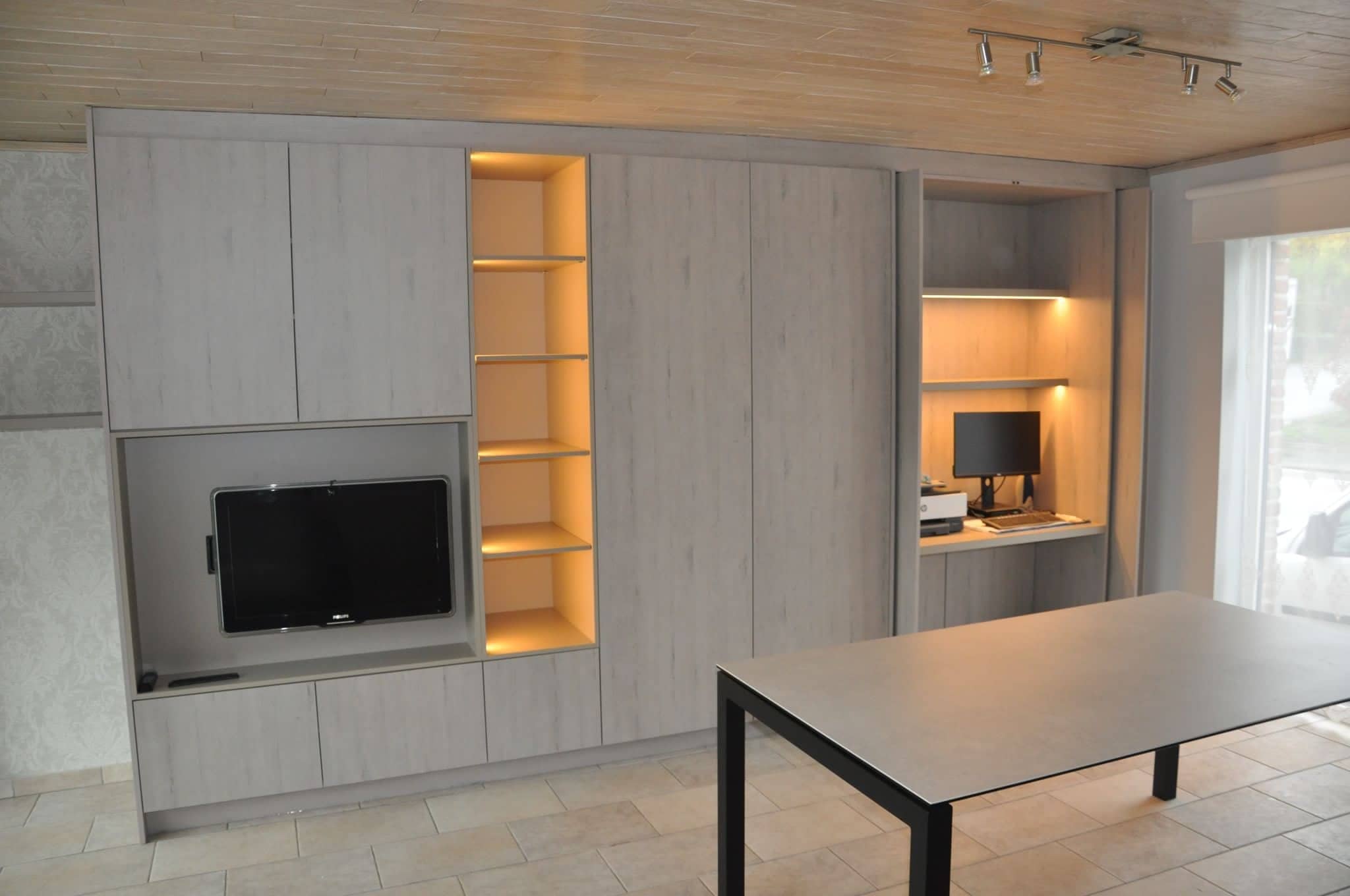 Kastenwand met het geopende bureaugedeelte rechts