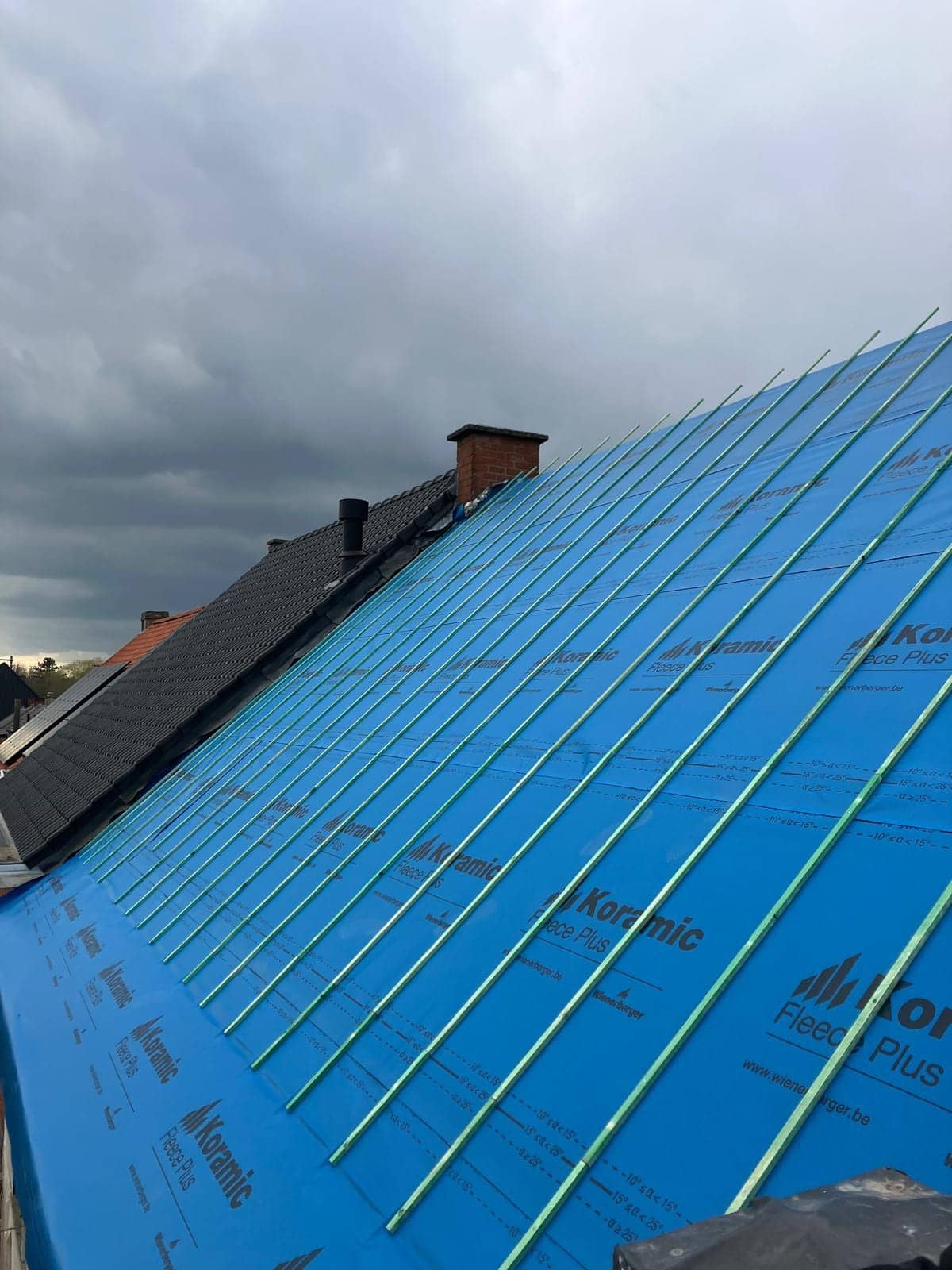 Blauw onderdak met latten op het nieuwe dakvlak
