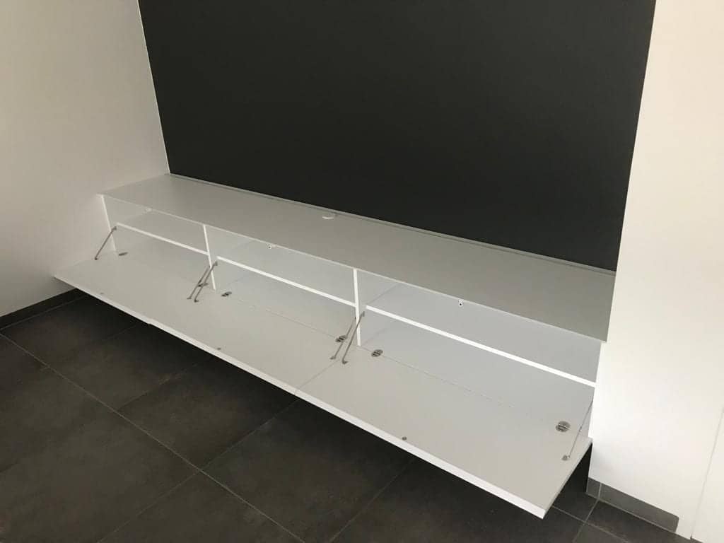 Tv-meubel tijdens de montage, met geopende kleppen