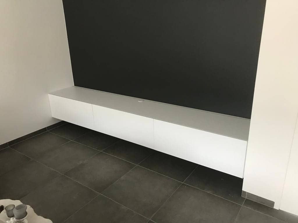 Afgewerkt zwevend tv-meubel over de volle breedte van de wand