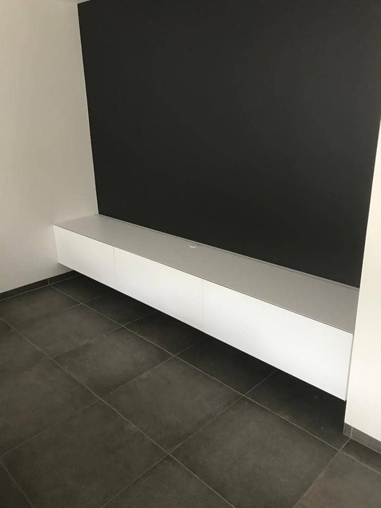 Zwevend meubel in wit, zijaanzicht