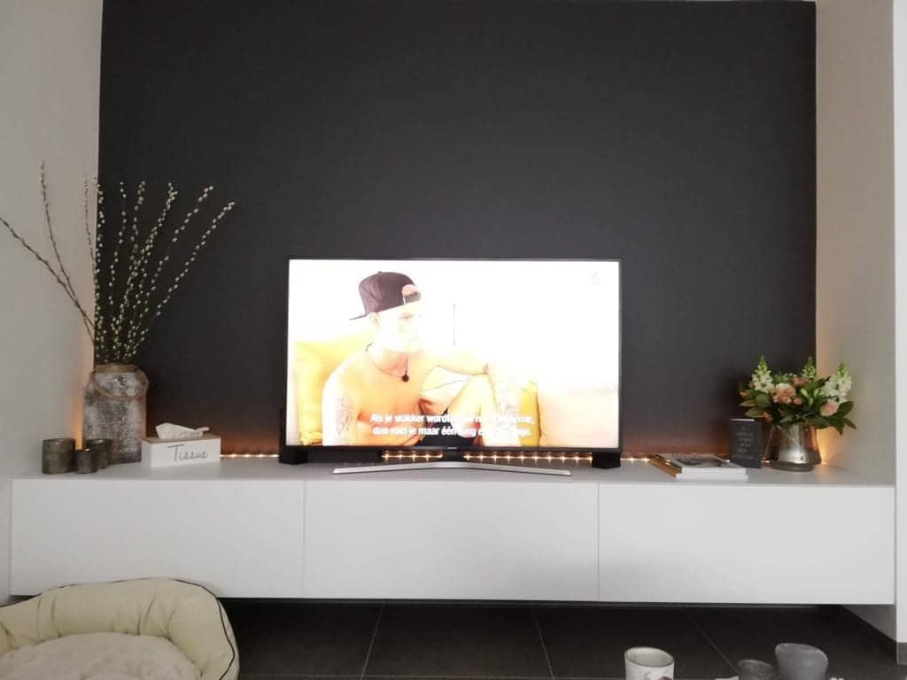 Zwevend tv-meubel met tv en ledstrip