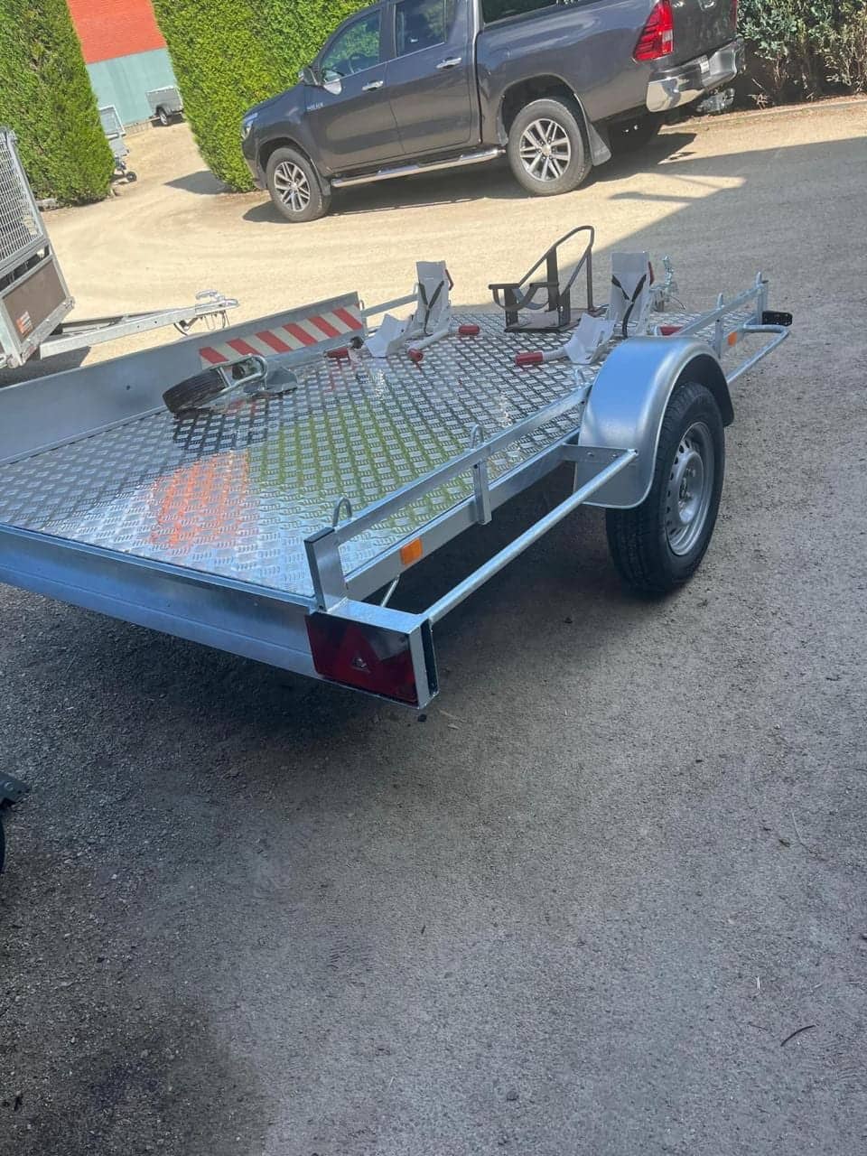 Moto-aanhangwagen met oprijplaat en wielklem