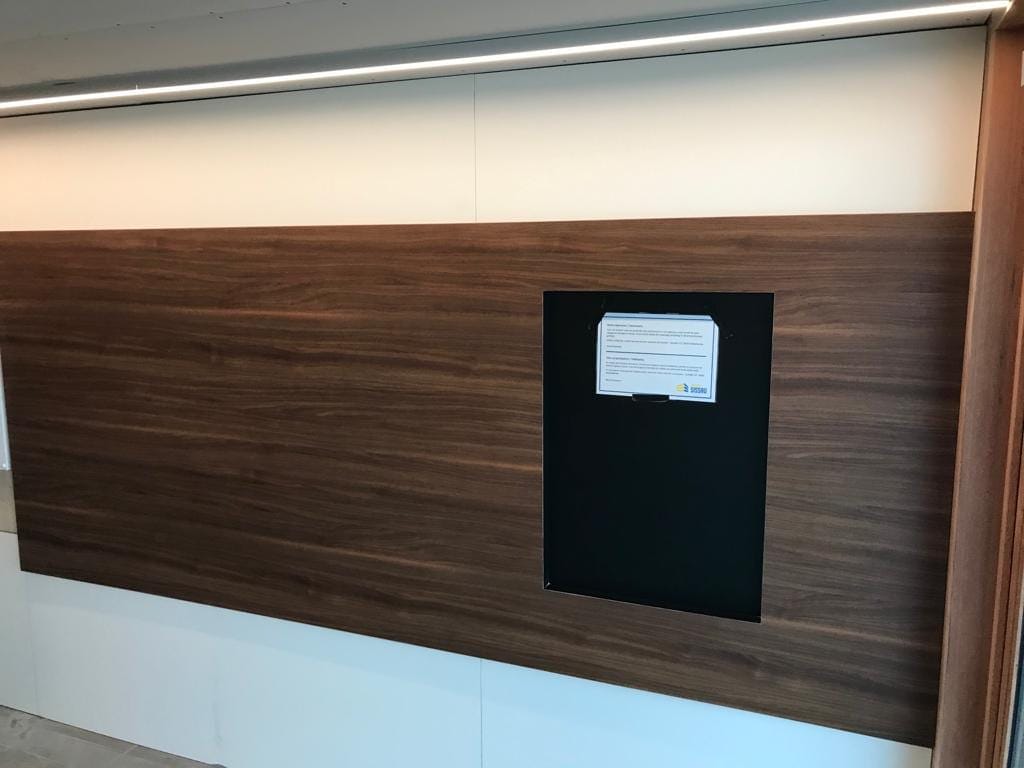Wandbekleding in donker houtdecor met een infopaneel