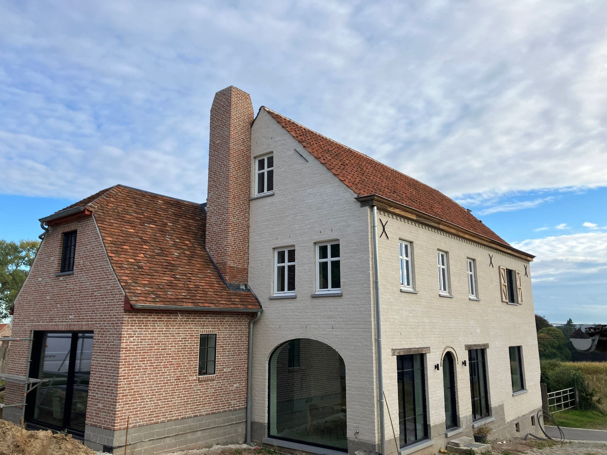 Afgewerkte woning met rood pannendak en schoorsteen