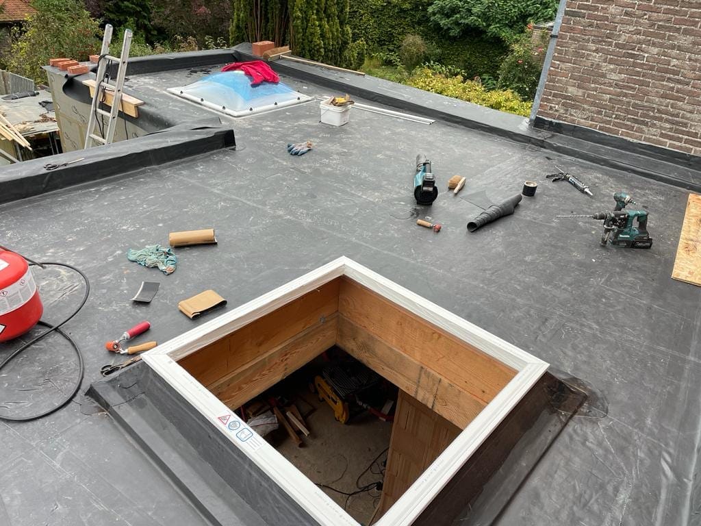 Plat dak in EPDM met de opstand voor de lichtkoepel tijdens de werken