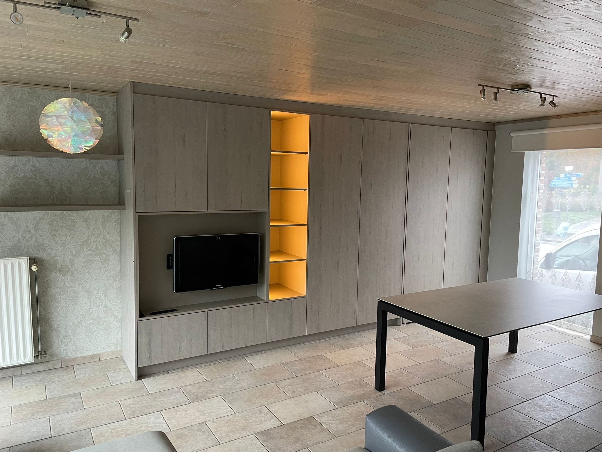 Woonkamerwand met tv-kast, verlichte nis en ingebouwd bureau
