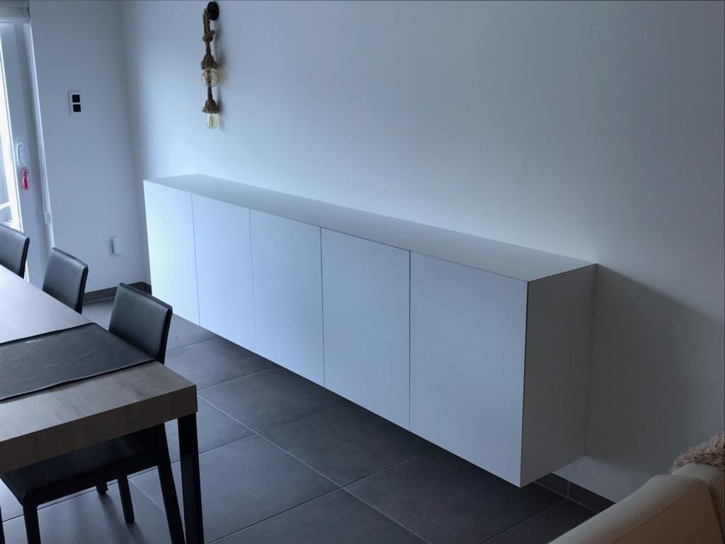 Zwevende witte kast naast de eettafel