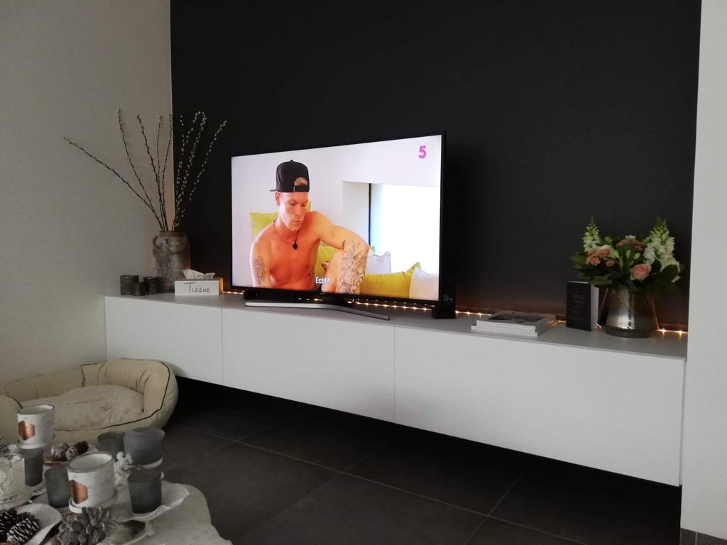 Zwevend TV meubel met LED strip te Heurne